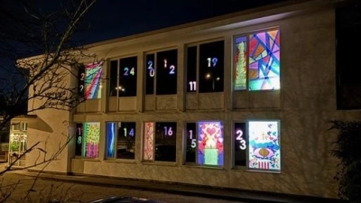 Jeden Tag wird ein weiteres Fenster erleuchtet, die Vinyard-Gemeinde lädt zum Staunen ein.  (Foto: Schwartzenberger)