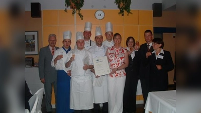 Die frisch gebackenen Küchen- und Restaurantmeister mit Kermess-Leiter Hans Passian (l.) und Gudrun Schultze von der IHK (4.v.r.). (Foto: bb)