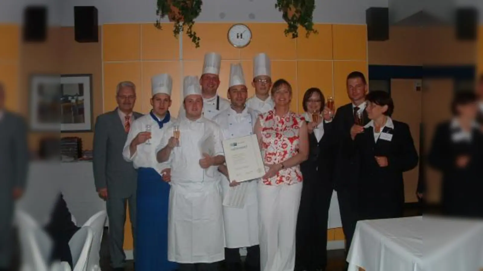 Die frisch gebackenen Küchen- und Restaurantmeister mit Kermess-Leiter Hans Passian (l.) und Gudrun Schultze von der IHK (4.v.r.). (Foto: bb)