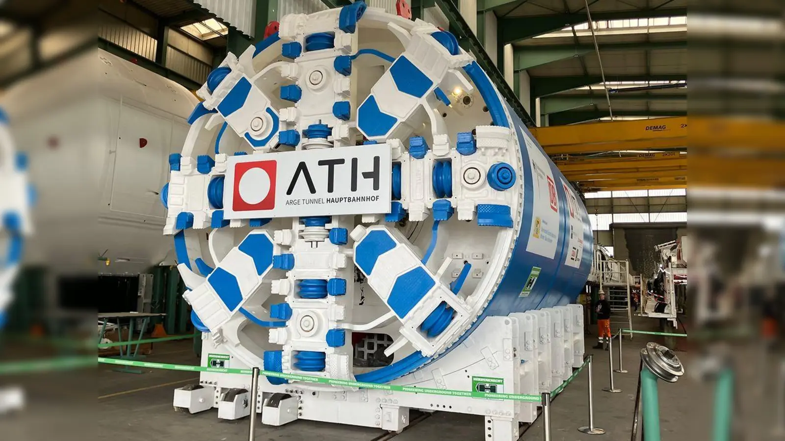 Mit diesem Bohrkopf wird die 2. Stammstrecke durchs Erdreich gebohrt. Die ganze „Bohrmaschine” ist 178 Meter lang. (Foto: S. Meyer / DB Infra GO)