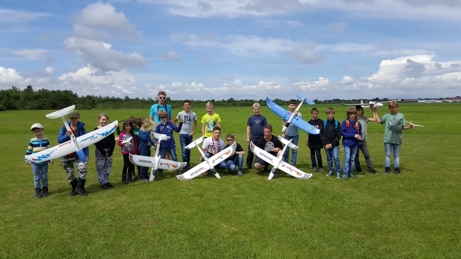 Beim Schnupperflugtag in Salmdorf stehen die Kinder im Mittelpunkt. (Foto: VA)