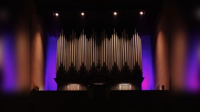 Die Kinder dürfen während des Konzerts auf der Orgelempore Platz nehmen.. (Foto: Leiden Christi)