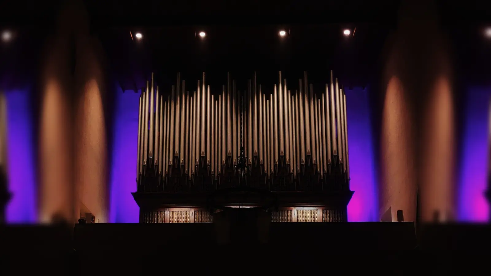 Die Kinder dürfen während des Konzerts auf der Orgelempore Platz nehmen.. (Foto: Leiden Christi)