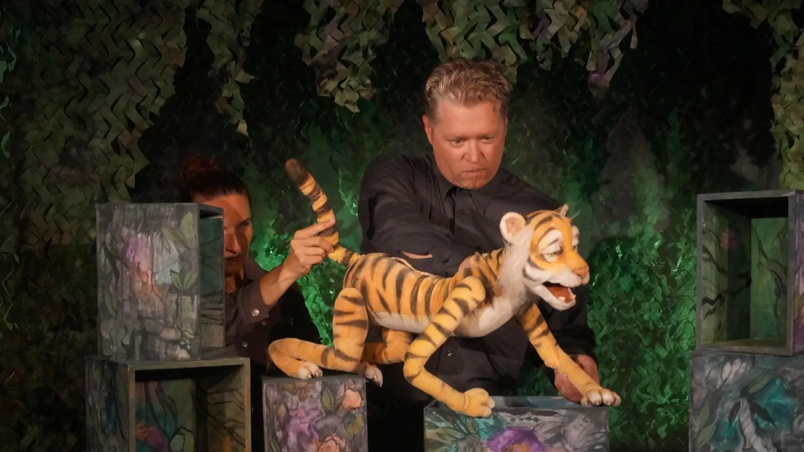 Der Tiger findet alles um ihn herum irgendwie langweilig. Da hat er eine wilde Idee. (Foto: Con Cure)