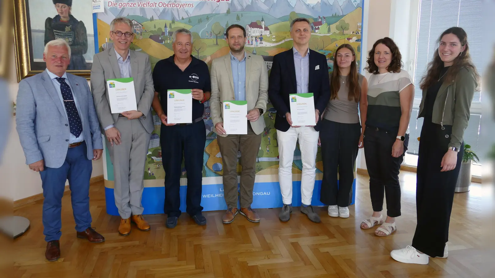 Der stellvertretende Landrat Wolfgang Taffertshofer (von links) bei der Urkunden-Verleihung mit Gabriel Oehme (Aerotech), Oswald Neumann (Neumann &amp; Neumann), Matthias Hensel-Hübner (ECCO Gleittechnik GmbH), Bernard Fisic (Setral Chemie GmbH), Sarah Clarke (Azubine Aerotech), Simone Adelwart (Wirtschaftsreferentin) und Magdalena Schnitzler (Wirtschaftsförderung). (Foto: Landratsamt)