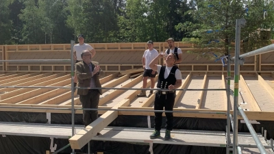 Bürgermeister Dr. Stefan Straßmair (v.l.) und Zimmerer Georg Gruber (v.r.) trinken auf das Wohl des neuen Waldhorts und Kindergarten Outback beim Richtfest. (Foto: Gem. Hohenbrunn)