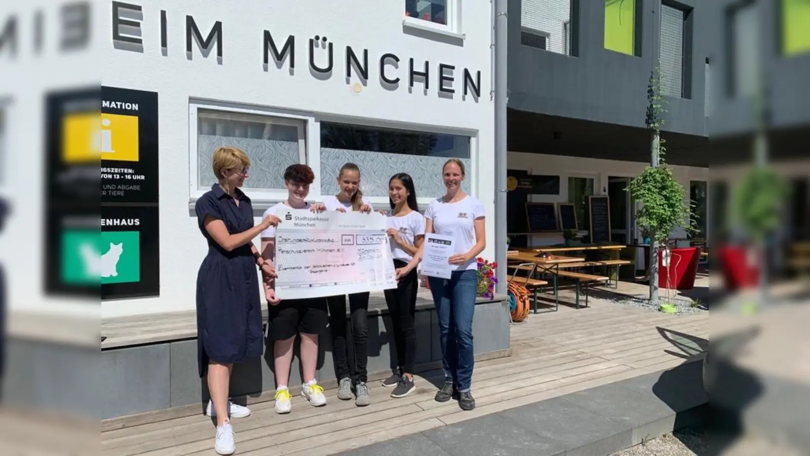 Die Schülerinnen Annika, Sara und Sarah überreichten einen Scheck von 335 Euro an den Tierschutzverein. (Foto: privat)