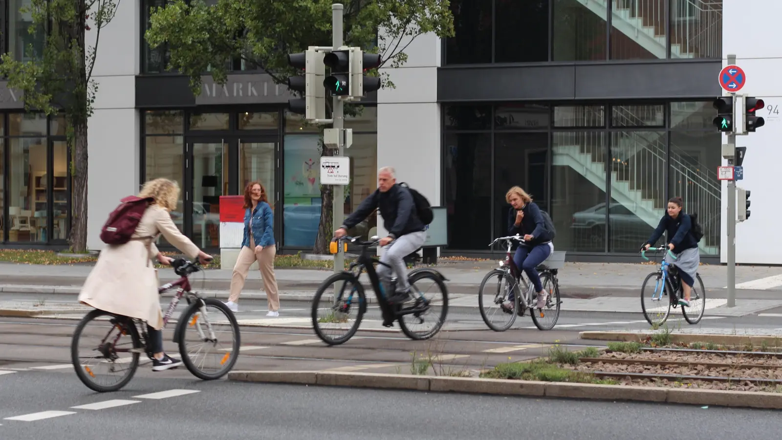 Ein Bürger gab jüngst den Anstoß dazu, beim Mobilitätsreferat eine Verlängerung der Grünzeit an der Ampel Richtung Arnulfsteg (Landsberger Straße / Bergmannstraße) für Fußgänger und Radfahrer anzufragen. (Foto: Beatrix Köber)