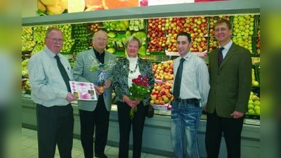 Peter Breyer, Horst und Ingrid Wolfram, Murat Icli (Abteilungsleiter Obst &amp; Gemüse) und René Röder (Fachberater Obst &amp; Gemüse). (Foto: ls)