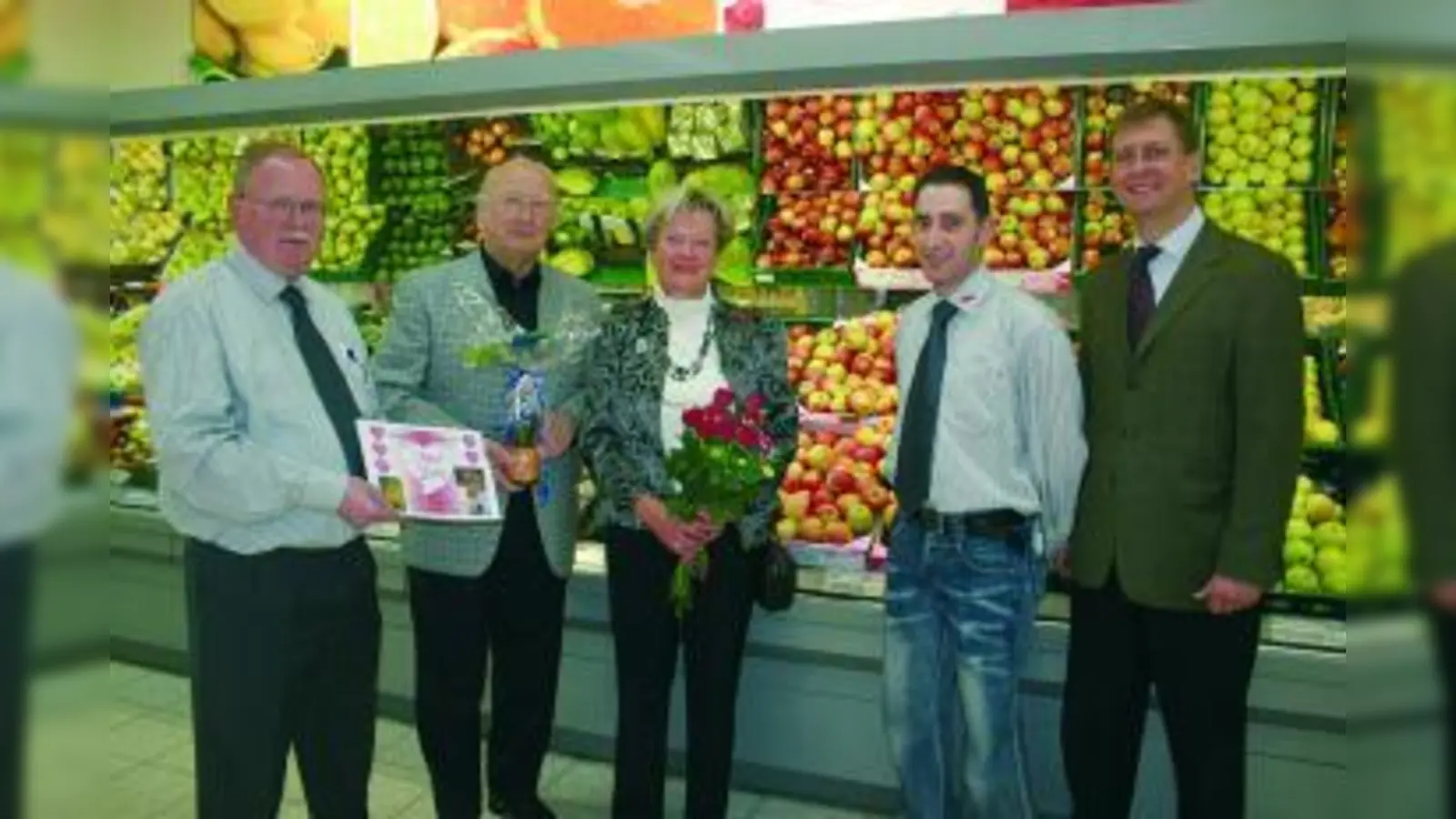 Peter Breyer, Horst und Ingrid Wolfram, Murat Icli (Abteilungsleiter Obst &amp; Gemüse) und René Röder (Fachberater Obst &amp; Gemüse). (Foto: ls)