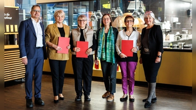 Geschäftsführer Christian Pietig, Esma Mistric, Hildegard Schmidt-Gottschalk, Einrichtungsleiterin Astrid Ziller, Branka Dobric und Aufsichtsratsvorsitzende Brigitte Mayer (v. l.). (Foto: Matthias Balk/BRK)