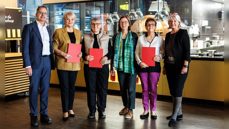 Geschäftsführer Christian Pietig, Esma Mistric, Hildegard Schmidt-Gottschalk, Einrichtungsleiterin Astrid Ziller, Branka Dobric und Aufsichtsratsvorsitzende Brigitte Mayer (v. l.). (Foto: Matthias Balk/BRK)