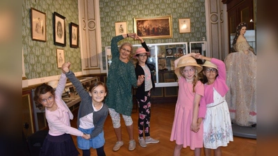 So ein Volkstanz mit &amp;quot;Spinnradl&amp;quot;, wie die Figur heißt, war auch bei den Bällen des Wiener Kaiserhofs beliebt. Lehrerin Elisa de Montelupo-Butz brachte ihn Theresa (v.l.), Marie, Johanna, Hannah und Katharina bei. (Foto: Hauck)