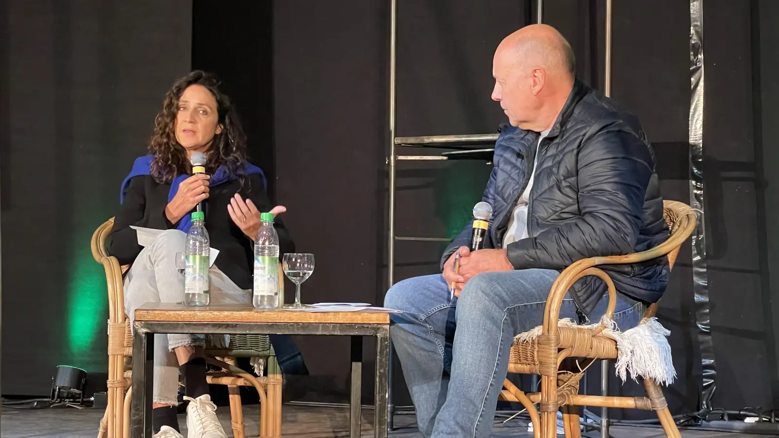 Mirjam Zadoff, Direktorin des NS-Informationszentrums, informiert über die Pläne für den Erinnerungsort. Michael Widl-Stüber stellte die Fragen. (Foto: pst)