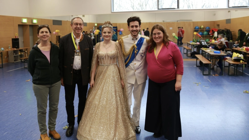 Über die gelungene Aktion freuen sich v.l. Michaela Frey-Hilsenbeck (Ehrenamtliche der Frauenunion), Max Straßer, Katharina I. und Frederik I. sowie Franziska Velte. (Foto: Dr. Paul Moch)