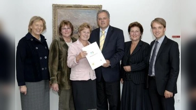 „Das ist eine großartige Sache und vor allem eine nachhaltige Investition, die die Unterhaltskosten deutlich reduzieren wird.“ V.l. Johanna Rumschöttel, Ilse Weiß, Annemarie Detsch, Christoph Hillenbrand, Christine Borst und Tobias Thalhammer bei der Übergabe des Förderschecks im Landratsamt. (Foto: PI)