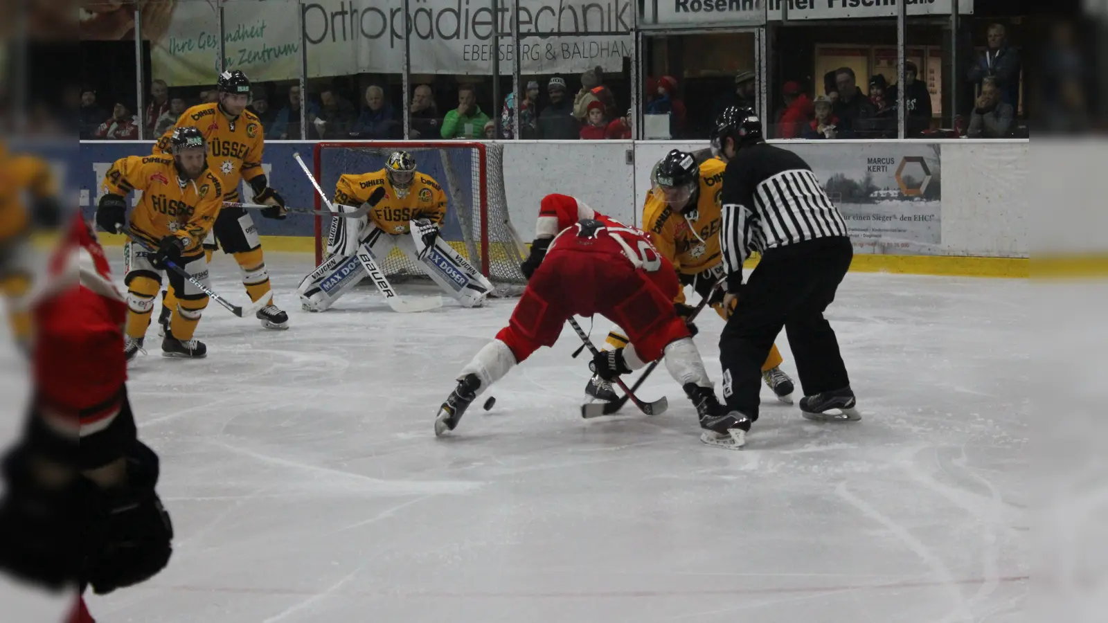 Eine Spielszene zwischen dem EHC Klostersee und dem EV Füssen, dem sich die Grafinger nach hartem Kampf in der Playoff-Halbfinalserie um die Bayerische Meisterschaft beugen mussten. (Foto: smg)