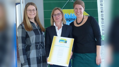Die Städtische Helen-Keller-Realschule in Johanneskirchen ist jetzt "Fairtrade School": Lehrerin Nicole Spanrad, Schulleitung Ute Kauschka und Lehrerin Jennifer Deschler (von links) halten stolz die Urkunde in der Hand. (Foto: Schule)