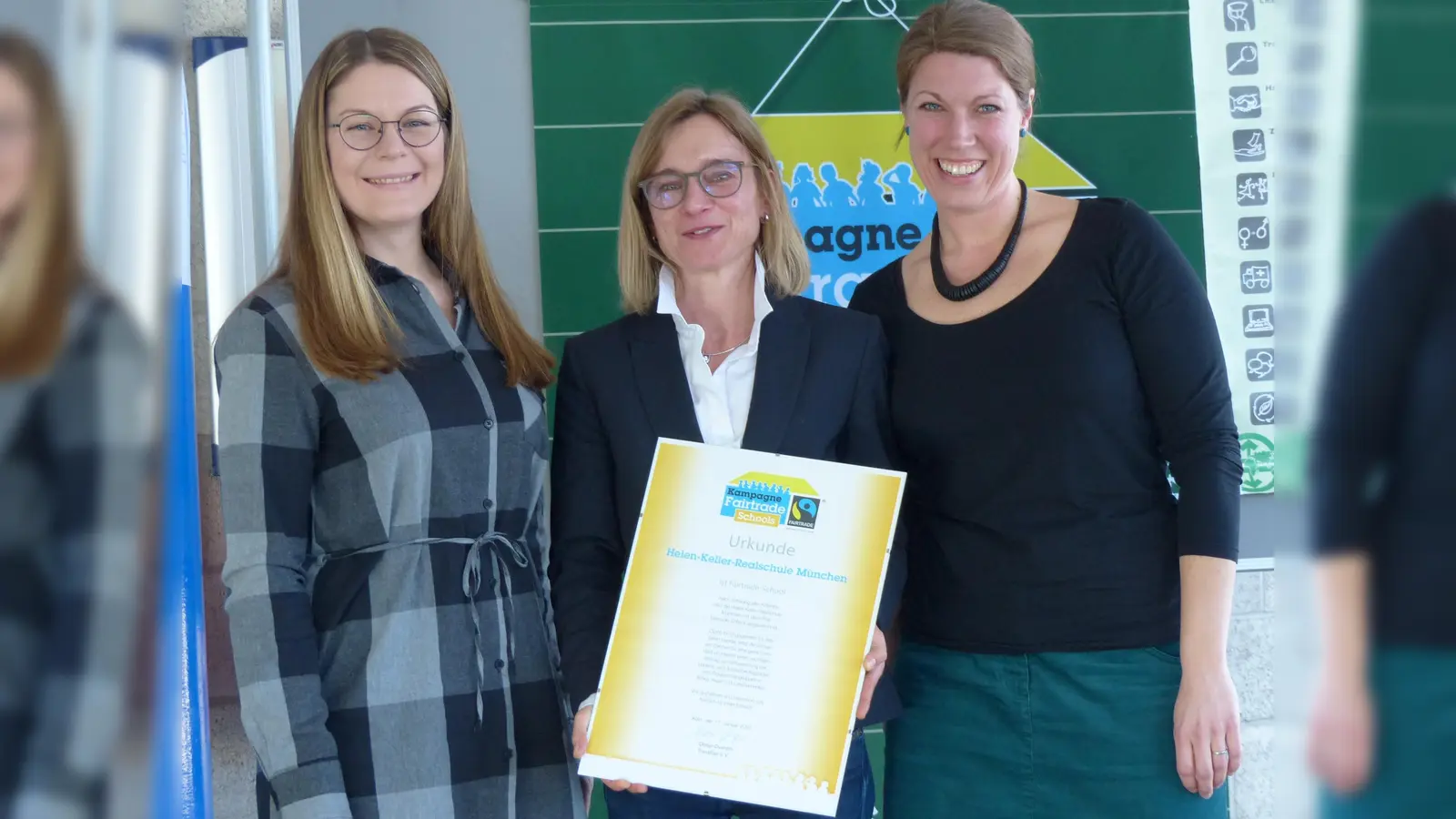 Die Städtische Helen-Keller-Realschule in Johanneskirchen ist jetzt "Fairtrade School": Lehrerin Nicole Spanrad, Schulleitung Ute Kauschka und Lehrerin Jennifer Deschler (von links) halten stolz die Urkunde in der Hand. (Foto: Schule)