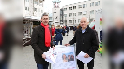 Für eine gute Sache unterwegs: C. Böck aus Unterschleißheim und J. Ertl aus Oberhaching warben auf dem Wochenmarkt für die Registrierungsaktion.  (Foto: VA)