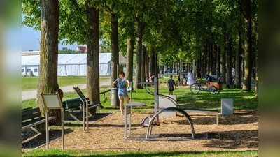 Am östlichen Rand der Theresienwiese wurde ein Teil der bisherigen Spielstationen zum Fitnessparcours umgebaut. (Foto: Peter Schinzler)