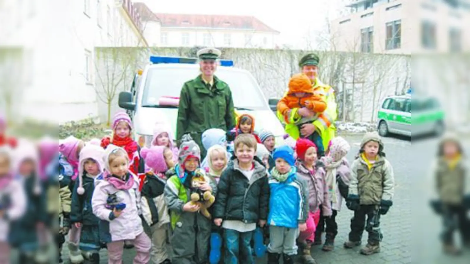 Polizeiobermeisterin Birgit Stoiber (M.) zeigte den Kindern der englischsprachigen Rainbow Pre-school die Wache der Pasinger Polizei. (Foto: pi)