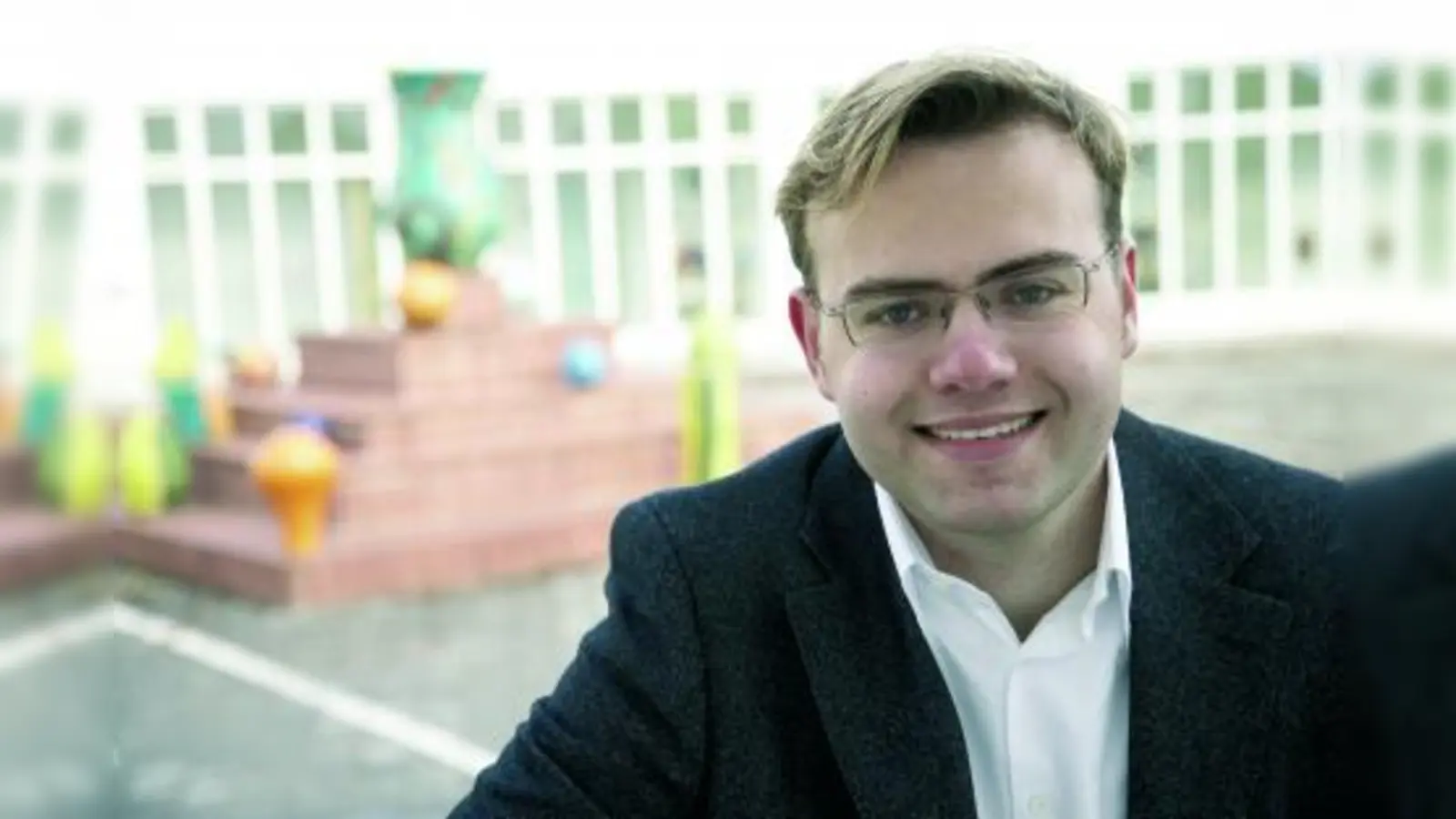 Für Stadtrat Tobias Weiß gleicht das Kneippbecken derzeit einem „Schlammbad”. (Foto: pi)