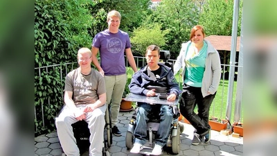 Christian Maier (2. von li.) und Karen Maurer in der Wohngruppe Am Mitterfeld, mit den Bewohnern Florian Sonderegger (li.) und Christian Wolff (re.).	 (Foto: bus)