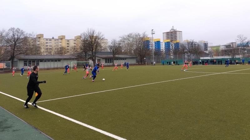 Auf der Bezirkssportanlage Bert-Brecht-Allee in Neuperlach werden die zwei Kunstrasenplätze ausgetauscht. (Foto: bas)