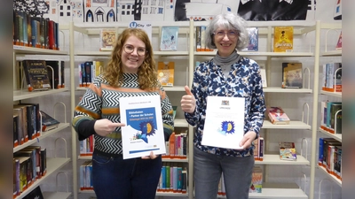 Ausgezeichnete Stadtbibliothek in Weilheim (von links): Sandra Knittel (stellv. Bibliotheksleitung) und Simone Groß (Bibliotheksleitung) präsentieren die Urkunde. (Foto: Stadtbücherei)