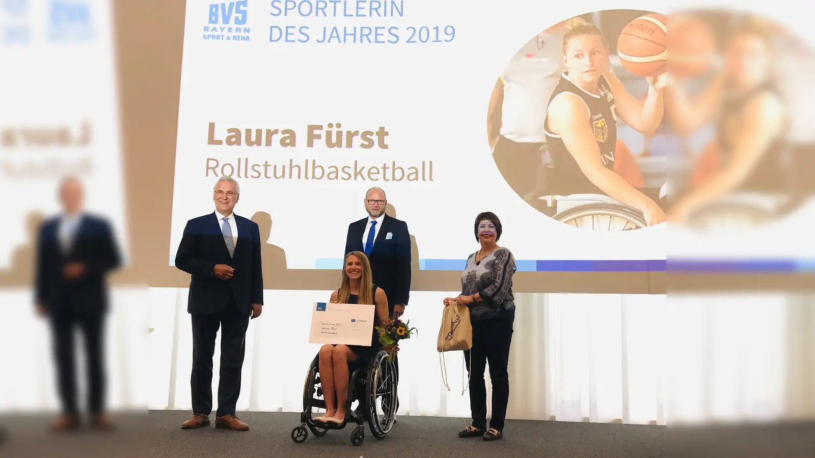 Laura Fürst bei der Preisverleihung (v.l.n.r.: Sportminister Joachim Herrmann, Ivor Parvanow, vbw, BVS Bayern Präsidentin Diana Stachowitz, vorne: Laura Fürst). (Foto: BVS Bayern)