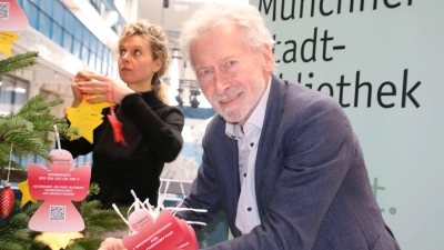 Paul Breitner unterstützt die Wunschbaumaktion als Schirmherr der Mahlzeitenpatenschaften.Patenschaften sind dieses Jahr auch Bestandteil der Wünsche den Malteser Wunschbäumen. (Foto: Malteser/Horlemann)