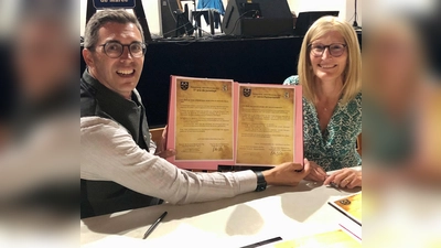 Langjährige Freundschaft: Peißenbergs Bürgermeister Frank Zellner und Saint Brevins Bürgermeisterin Dortheé Pacaud unterzeichneten eine Urkunde zur Bestätigung und Erhalt der Partnerschaft. (Foto: Markt Peißenberg)