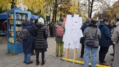 Alljährlich gedenkt man am Platz beim Bücherschrank (Ecke Nymphenburger Straße / Ruffinistraße / Waisenhausstraße) an frühere jüdische Nachbarn. Auch werden Namenslisten ermordeter jüdischer Bürger ausgehängt.  (Foto: Gaby Werth)