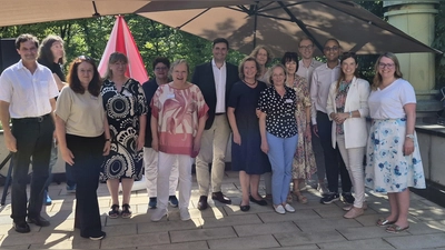 Vertreterinnen und Vertreter der Gemeinde Grünwald, Mitarbeitende des Hauses Römerschanz, Vertreterinnen und Vertreter BRK-Kreisverband München beim Jubiläum. (Foto: BRK)
