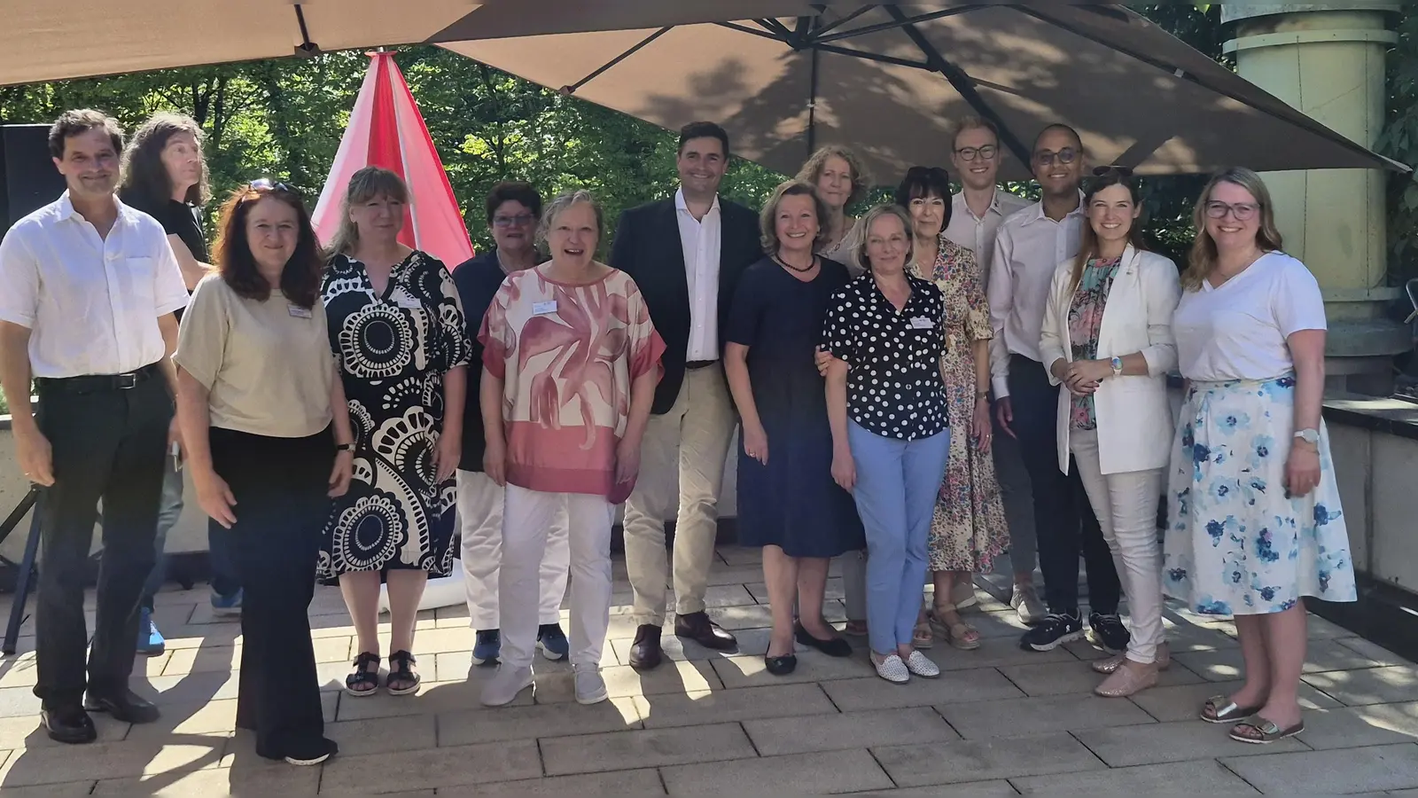 Vertreterinnen und Vertreter der Gemeinde Grünwald, Mitarbeitende des Hauses Römerschanz, Vertreterinnen und Vertreter BRK-Kreisverband München beim Jubiläum. (Foto: BRK)