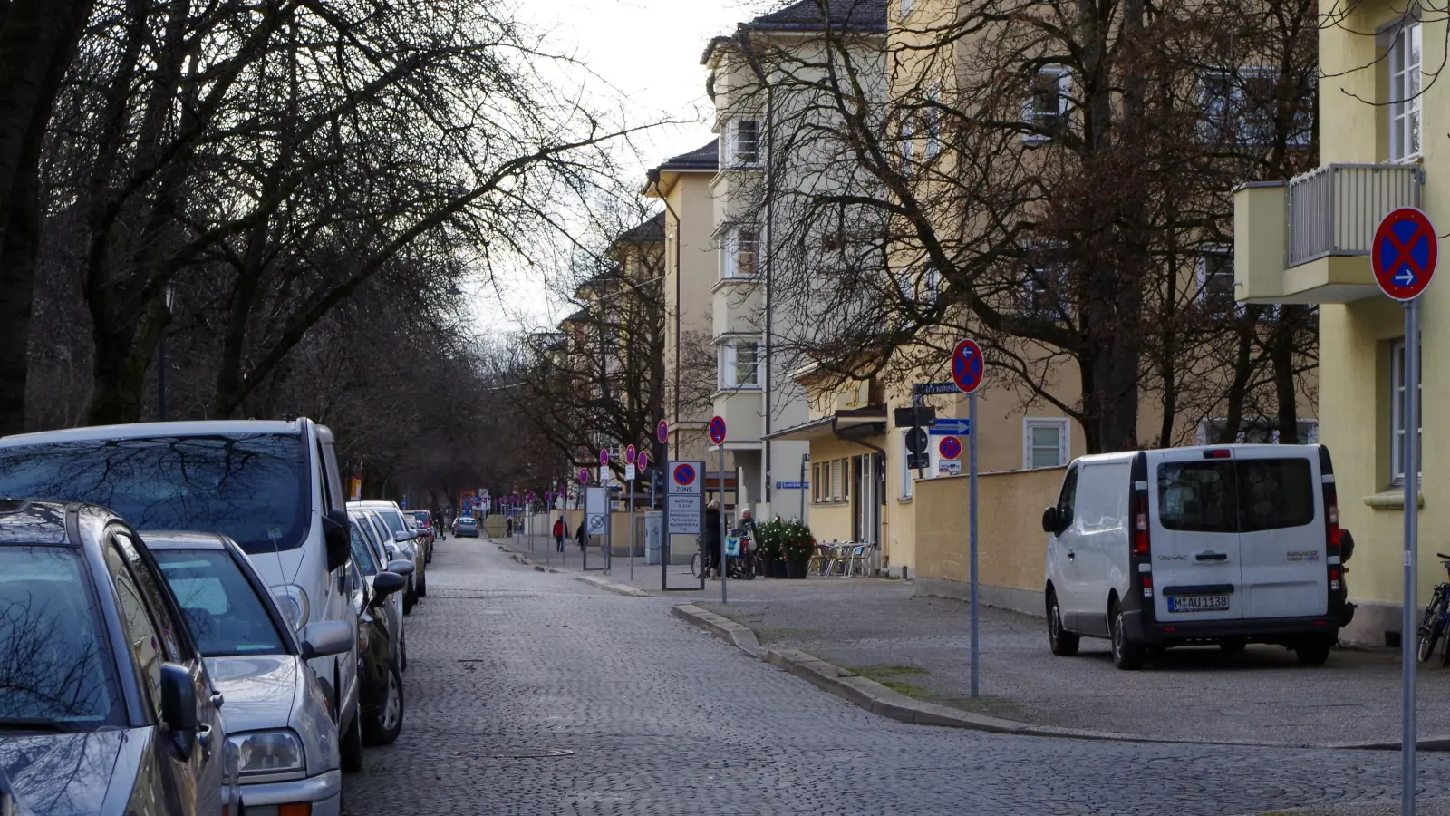 Der Bezirksausschuss schlägt vor, die neuen Sitzbänke in der Karl-Schurz-Straße entlang der Mauer Richtung Arnulfstraße aufzustellen. (Foto: Beatrix Köber)