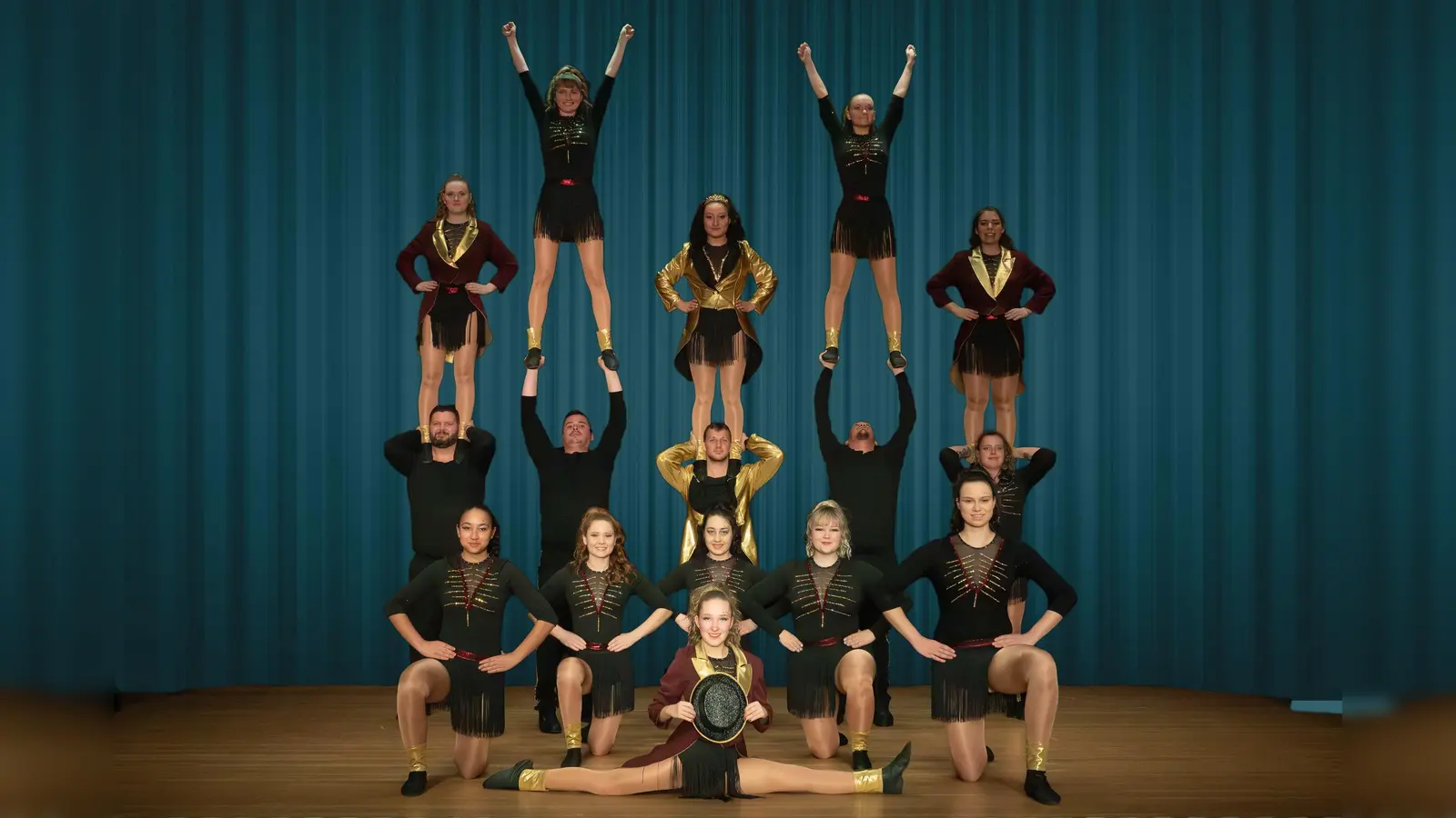 Die Erwachsenengruppe des Schleißheimer Narrenrats begeistert durch Akrobatik, funkelnde Kostüme und spürbare Freude am Tanzen.  (Foto: SNR)