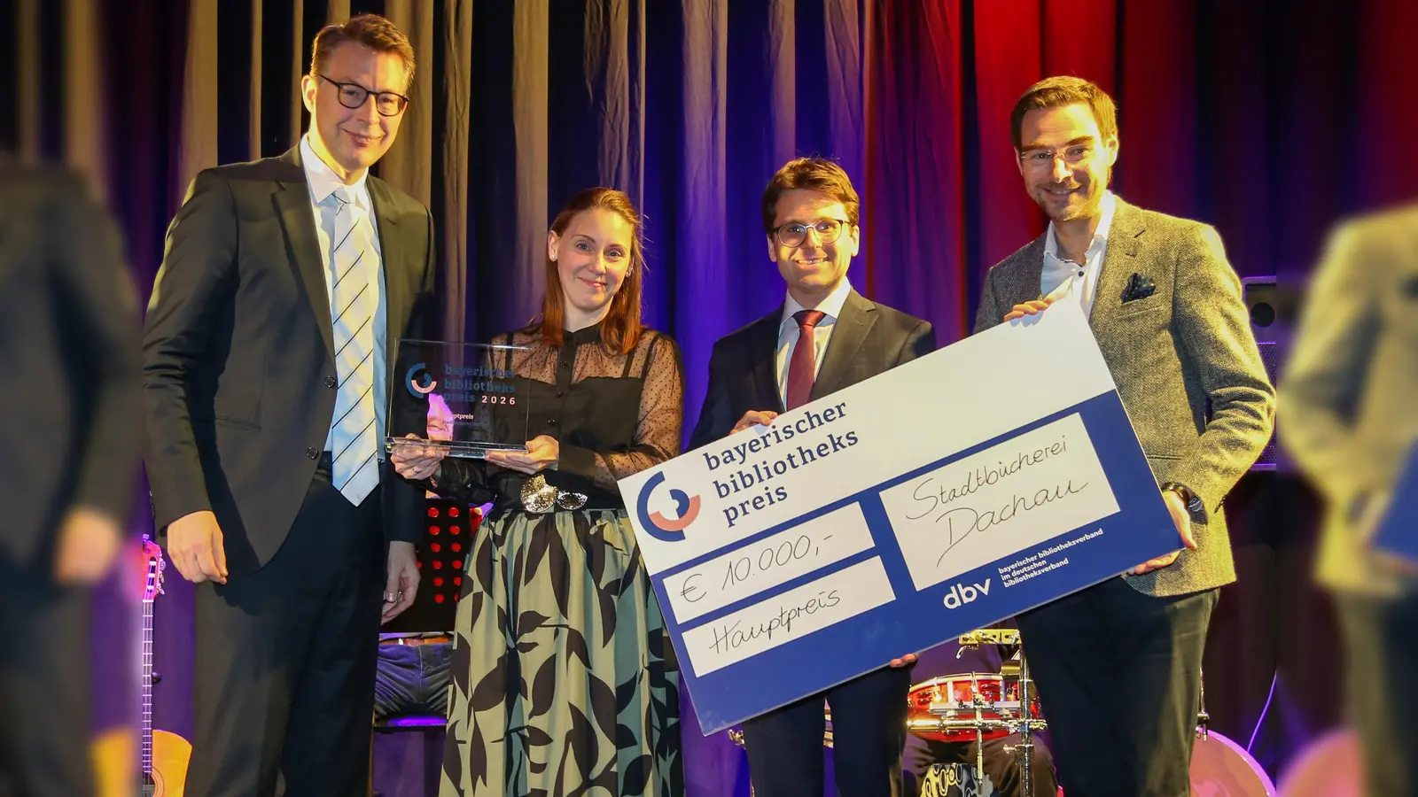 Freude bei der Verleihung des Bayerischen Bibliothekspreises 2026 (v.l.): Markus Blume (Staatsminister für Wissenschaft und Kunst), Angelina Hanke (Abteilungsleiterin Stadtbücherei Dachau), Florian Hartmann (Oberbürgermeister Dachau) sowie Dr. Stephan Oetzinger (Vorstand des Bayer. Bibliotheksverbandes). (Foto: Stadt Dachau)