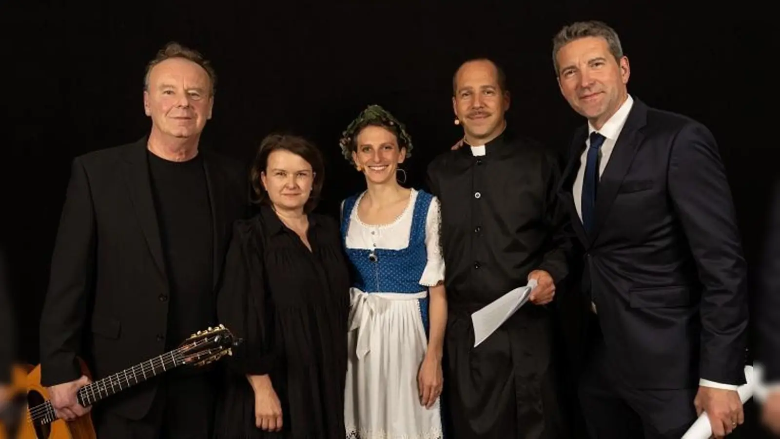 Seit über zehn Jahren nehmen die Historiker Markus Schmalzl und Georg Schulz das Publikum mit auf spannende Zeitreisen in Bayerns Vergangenheit. Diesmal mit von der Partie: die Historikerin und Schauspielerin Verena Eckardt und die „Swing Akrobaten” Steffi Schönlinner und Raimund Fandrey mit Musik von damals. (Foto: GEKAMASCHU)