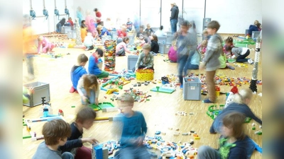 Ideen und Konzentration sind gefragt, wenn Kinder sich allein oder im Team daran machen, ein fantasievolles Bauwerk hochzuziehen. (Foto: Kultur und Spielraum München e.V.)