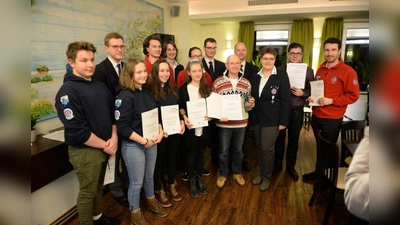 Auf etwa 4.000 Wachstunden haben es die ehrenamtlichen Wasserretter vergangenes Jahr agebracht. Dabei versorgten sie 88 Verletzte, suchten und fanden Vermisste, nahmen Kindern Schwimmabzeichen ab, bildeten aus und halfen erschöpften Schwimmern und Surfern zurück ans sichere Land. Auf ihrer Jahreshauptversammlung zogen die Helfer Bilanz und freuten sich über ihre Erfolge rund um den Pilsensee. (Foto: Wasserwacht Pilsensee)