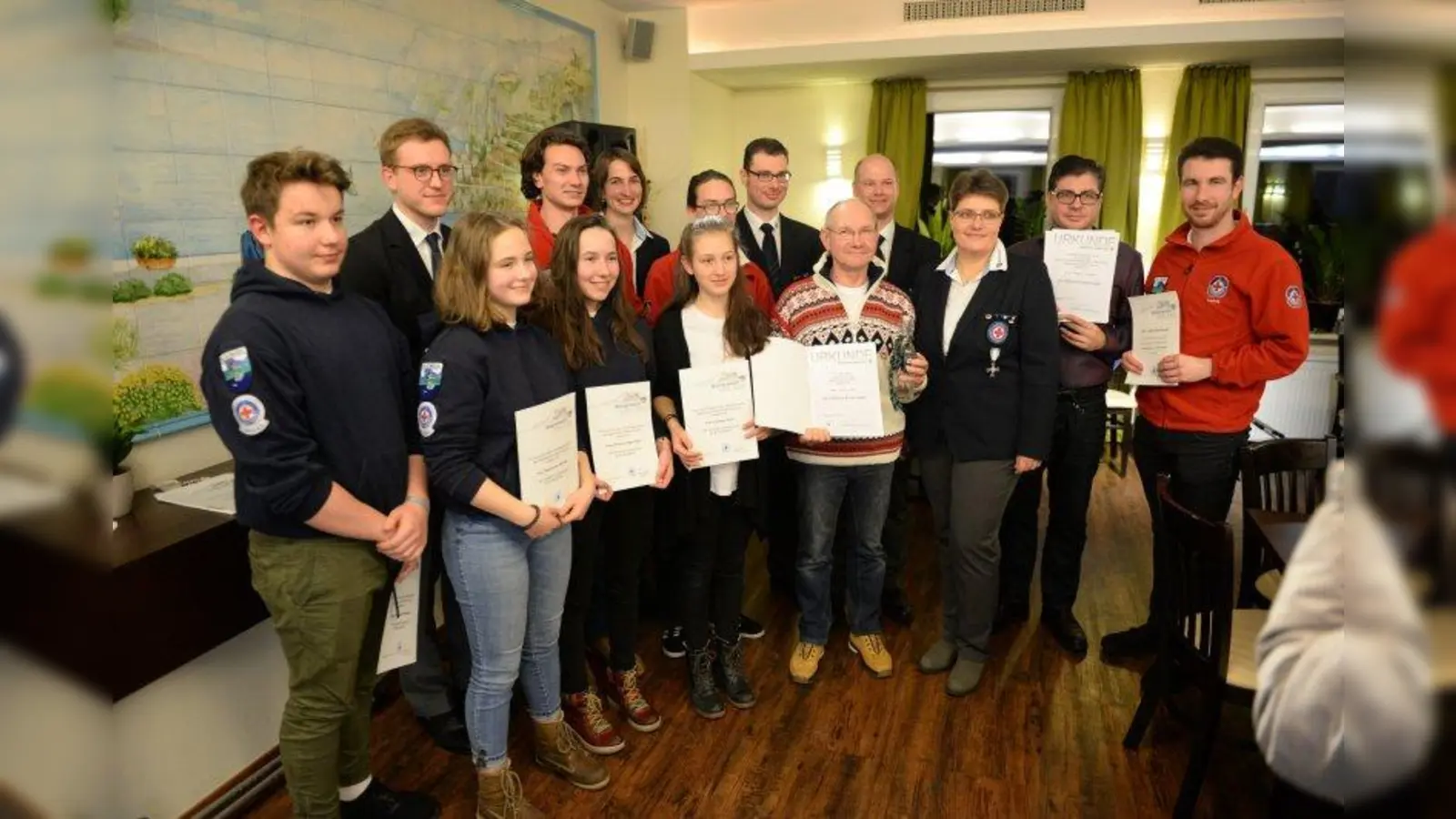 Auf etwa 4.000 Wachstunden haben es die ehrenamtlichen Wasserretter vergangenes Jahr agebracht. Dabei versorgten sie 88 Verletzte, suchten und fanden Vermisste, nahmen Kindern Schwimmabzeichen ab, bildeten aus und halfen erschöpften Schwimmern und Surfern zurück ans sichere Land. Auf ihrer Jahreshauptversammlung zogen die Helfer Bilanz und freuten sich über ihre Erfolge rund um den Pilsensee. (Foto: Wasserwacht Pilsensee)