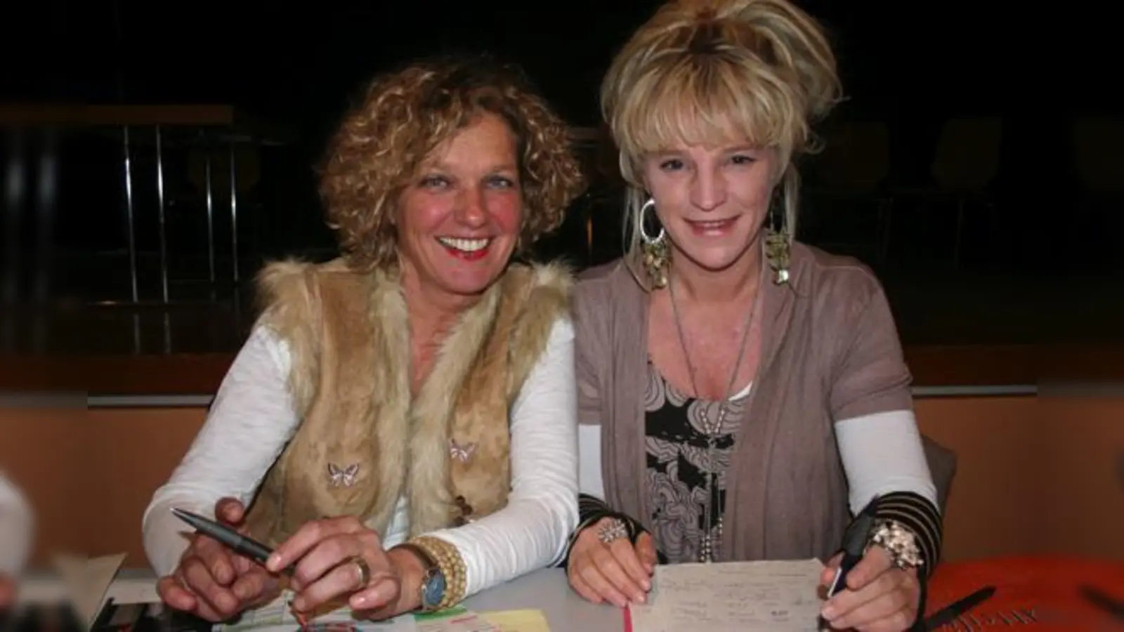 Sylvia Ottes (links) und Brigitte Fait vom Kulturreferat der Stadt organisieren die Stadtteilwoche »Feldmoching-Hasenbergl-Nordhaide-Hart« 2012.	 (Foto: ws)