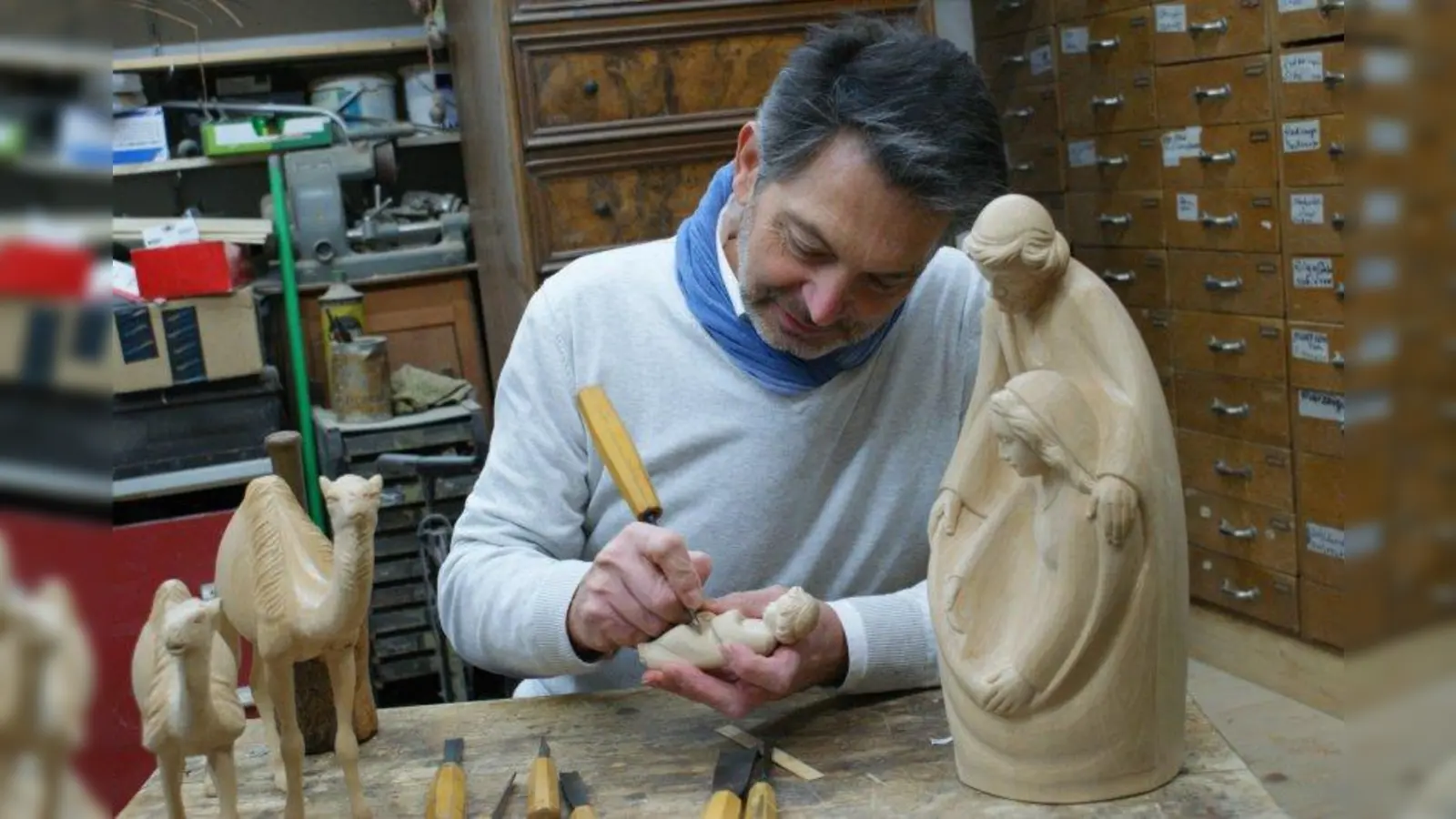 Holzbildhauerei Kreutz in dritter Generation: Michael Jaumann führt das Geschäft seines Großvaters in Gröbenzell weiter. (Foto: Eisinger)