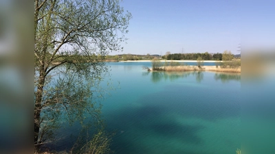 Der Hollerner See bei Eching kann mit dem Türkis der Mittelmeerküste mithalten. (Foto: Daniel Mielcarek)