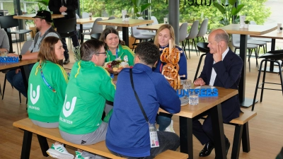 Bundeskanzler Olaf Scholz im Gespräch mit Helfern, operativen Kräften und Volunteers vor dem Start der EM. (Foto: Robert Bösl)