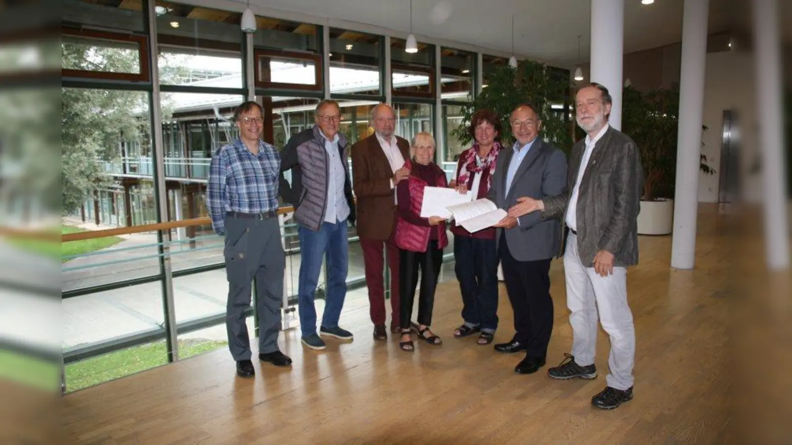 Übergaben die Unterschriften an Landrat Karl Roth (2.v.r.).: v.l. Gerd Pfister und Toni Quanz, Interessengemeinschaft Hochstadt, Horst-Günter Heuck, Gerhild Schenck-Heuck, 3. Bürgermeisterin Sieglinde Wastian und Kreisvorsitzender des Bundes Naturschutz Starnberg, Günter Schorn. (Foto: LRA Starnberg)