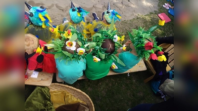 So sieht der Frühling aus: Die Kinder des Kindergarten St. Johannes luden beim diesjährigen Maifest auf eine Reise durch die Jahreszeiten ein. (Foto: ahi)