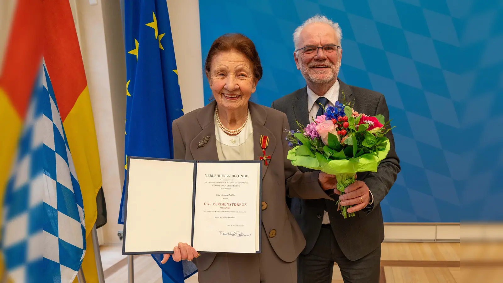 Amtschef Dr. Erwin Lohner händigt das Verdienstkreuz am Bande des Verdienstordens der Bundesrepublik Deutschland an Eleonore Zwißler aus. (Foto: Bayerisches Staatsministerium des Inneren)